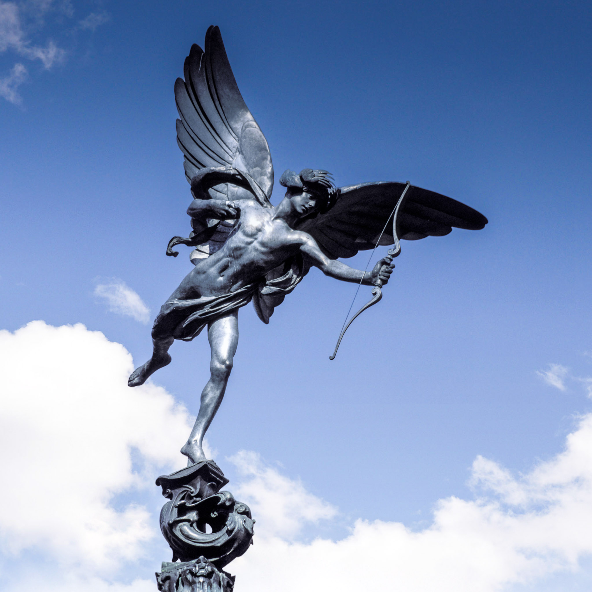 Die Bronzestatue an der Spitze des Shaftesbury-Denkmals am Piccadilly Circus in London – ein Engel mit gespanntem Bogen, meist Eros genannt, in Wahrheit aber Anteros.