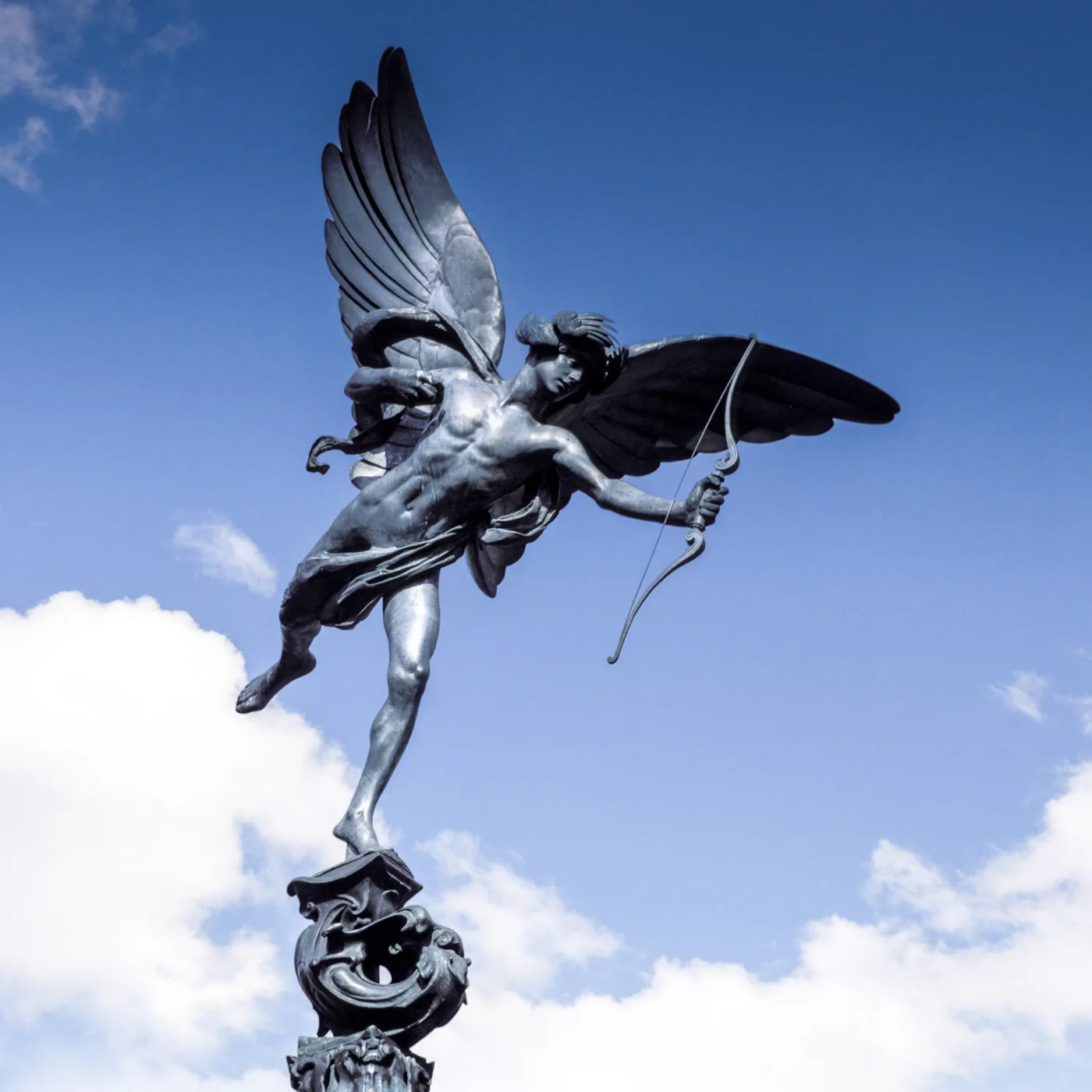Die Bronzestatue an der Spitze des Shaftesbury-Denkmals am Piccadilly Circus in London – ein Engel mit gespanntem Bogen, meist Eros genannt, in Wahrheit aber Anteros.