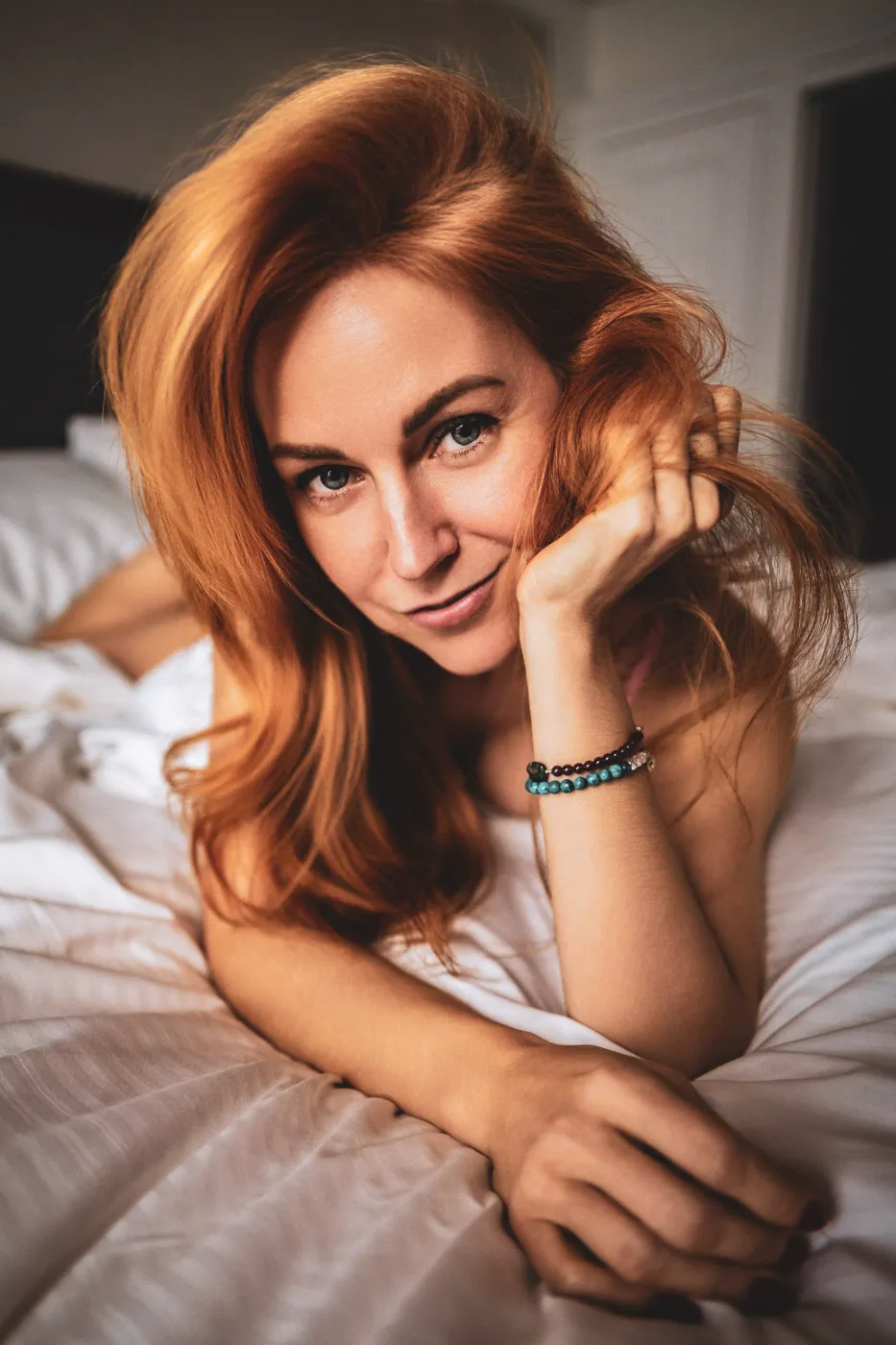 Seitliches Porträt mit rotem Haar – Anteros Boudoir Zürich.